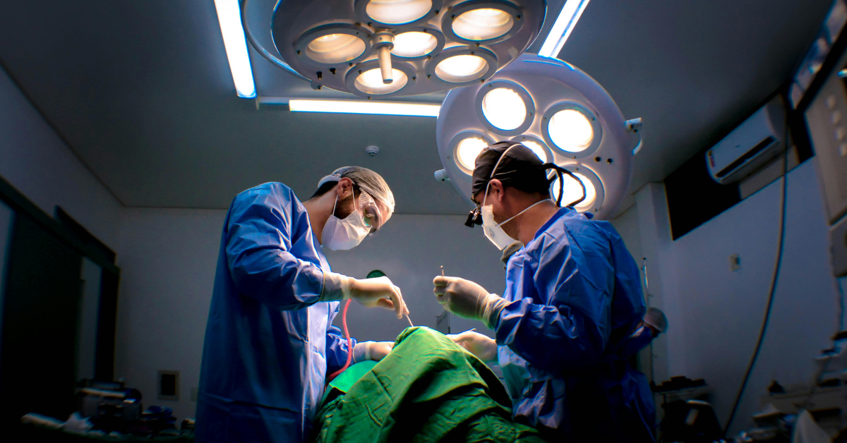 Equipo médico en pabellón quirúrgico